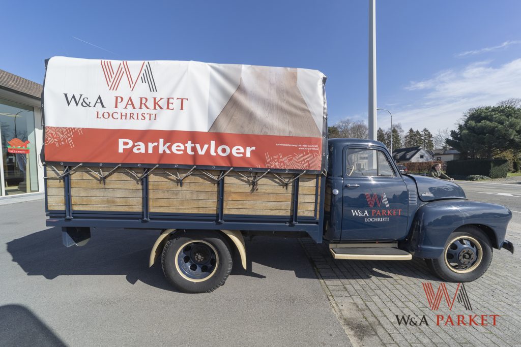 Parketvloeren transport - Chevy W&A parket Parketvloer opschrift - Oldtimer met eiken plaken