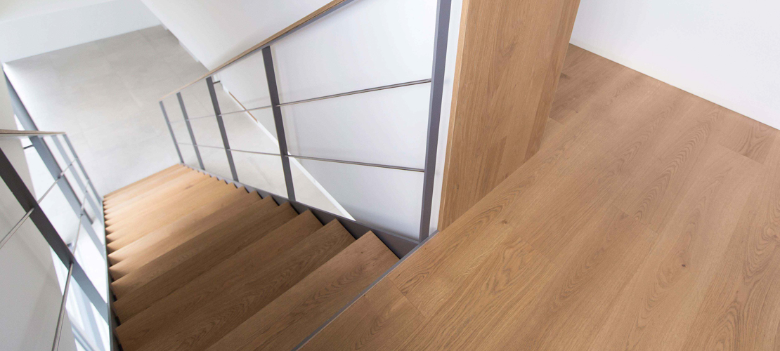 eiken traptreden admonter op bovenverdieping en trap uitgewerkte parketvloer - Admonter gerookte eik meerlagen parket- Banner Smartslider