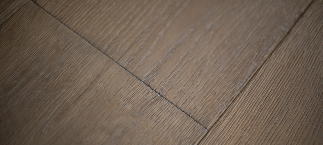 Di legno verouderd en geborstelde eiken plankenvloer- parket met ruw oppervlak detailfoto, sterk geborstelde houtnerf - Parketvloeren detail